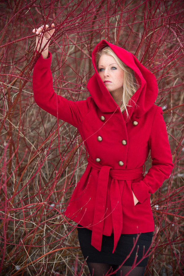 Rotkäppchen mit roter Hecke