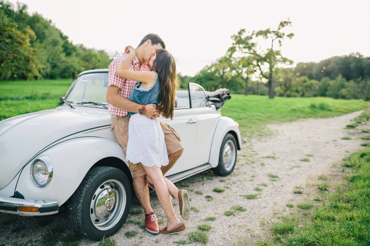 Paar küsst sich an VW Käfter gelehnt