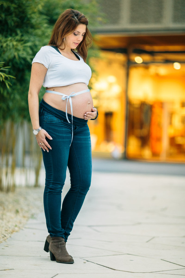 Schwangere Frau mit Band um Bauch