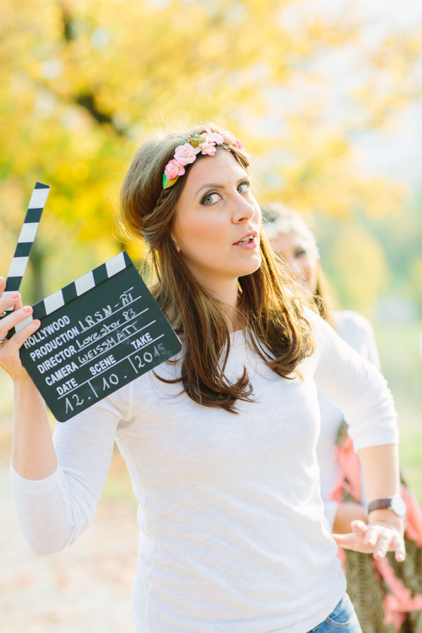 Frau mit Filmklappe in der Hand