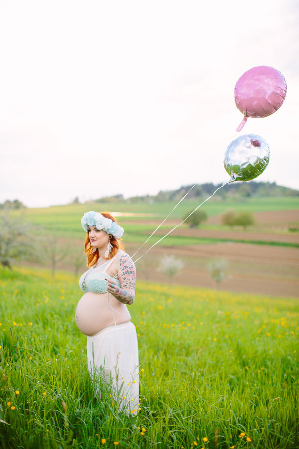 Schwangere Frau mit Luftballons