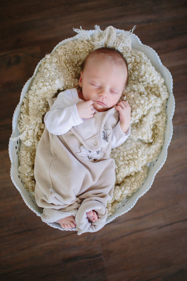 Baby liegt auf Decke und schläft