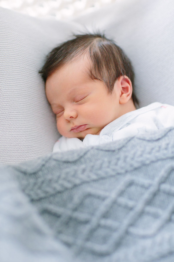 Baby liegt auf Decke und schläft