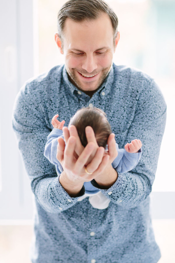 Vater hält Baby in den Armen